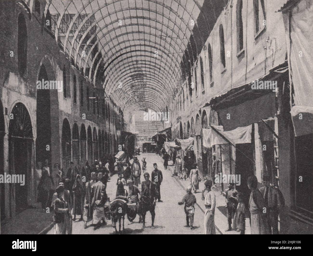 Überdachter Basar in der Straße, die gerade genannt wird. Syrien. Damaskus (1923) Stockfoto