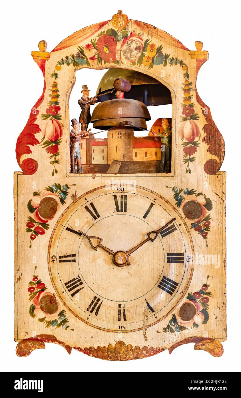 Vintage-Holzuhr mit kleinem Glockenspiel und isolierten Glocken auf weißem Hintergrund Stockfoto