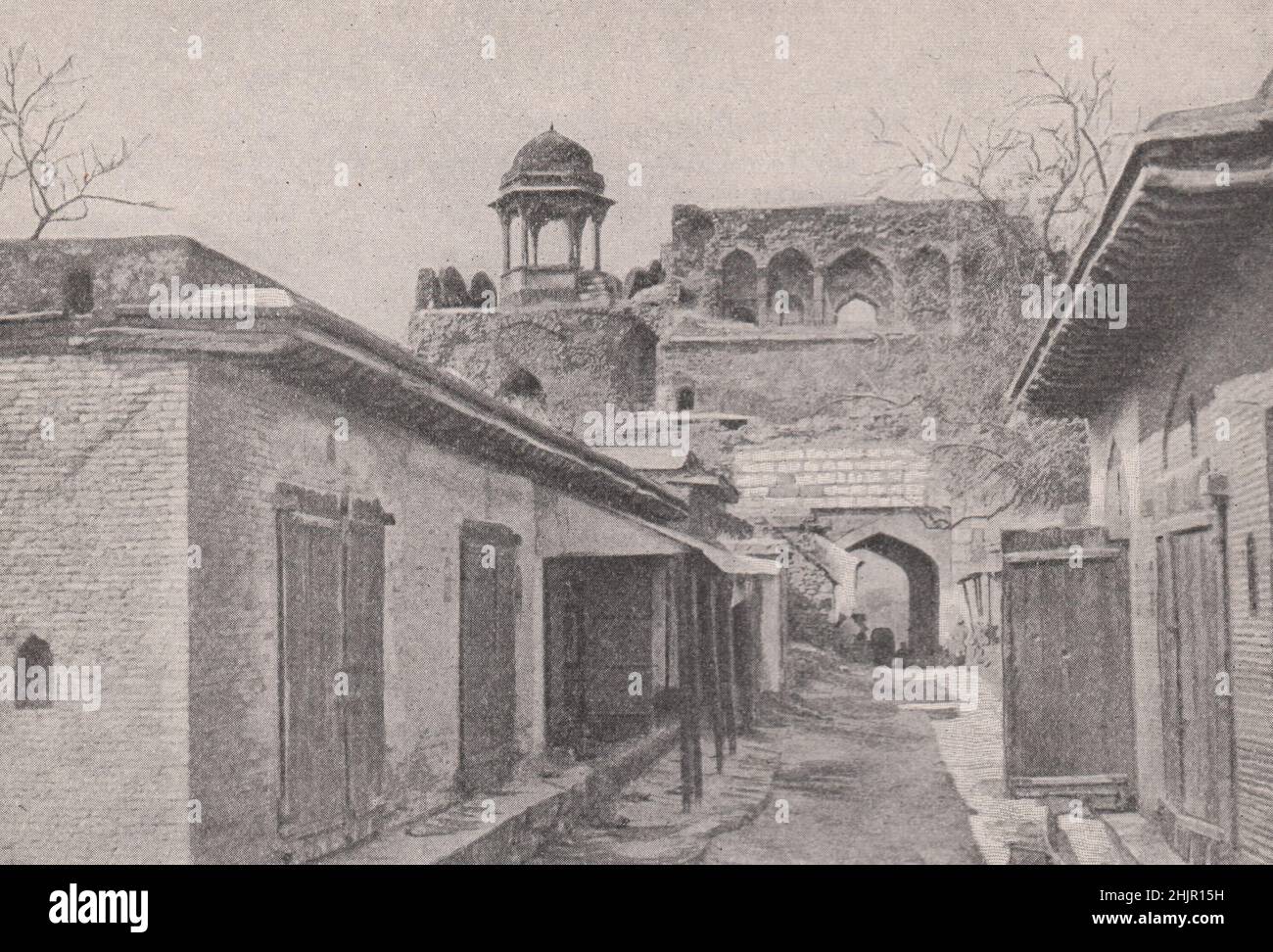 Zerstörtes Tor in den Hortmauern von Idrapat. Indien. Delhi (1923) Stockfoto
