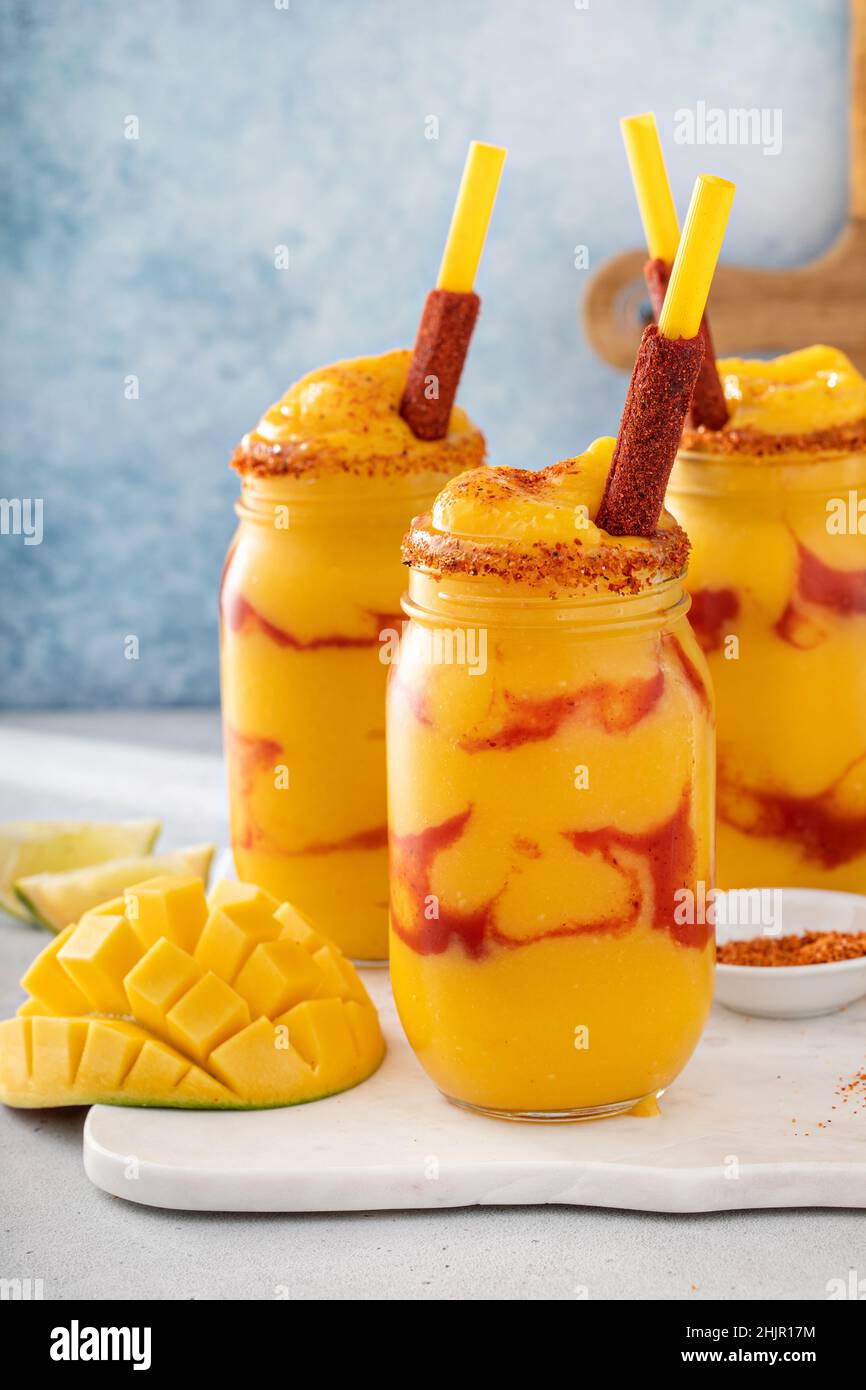 Mangonada mexikanischer Mango-Smoothie mit Chamoy-Sauce und Limettengewürz Stockfoto