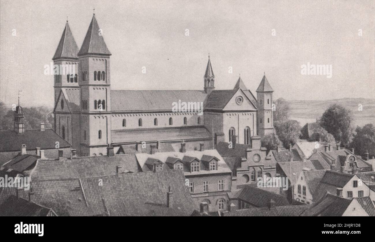 Dauerhafter Granit der Kathedrale, blassen über den roten Dächern von Viborg. Dänemark (1923) Stockfoto