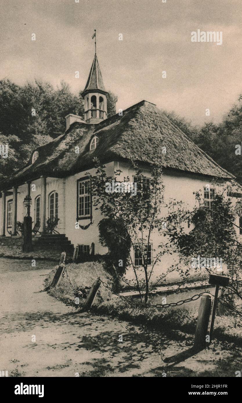 Dieses malerische Haus auf Möen ist eine Jagdbox. Es wird berichtet, dass die Insel noch 1100 drei separate Inselchen war. Dänemark (1923) Stockfoto