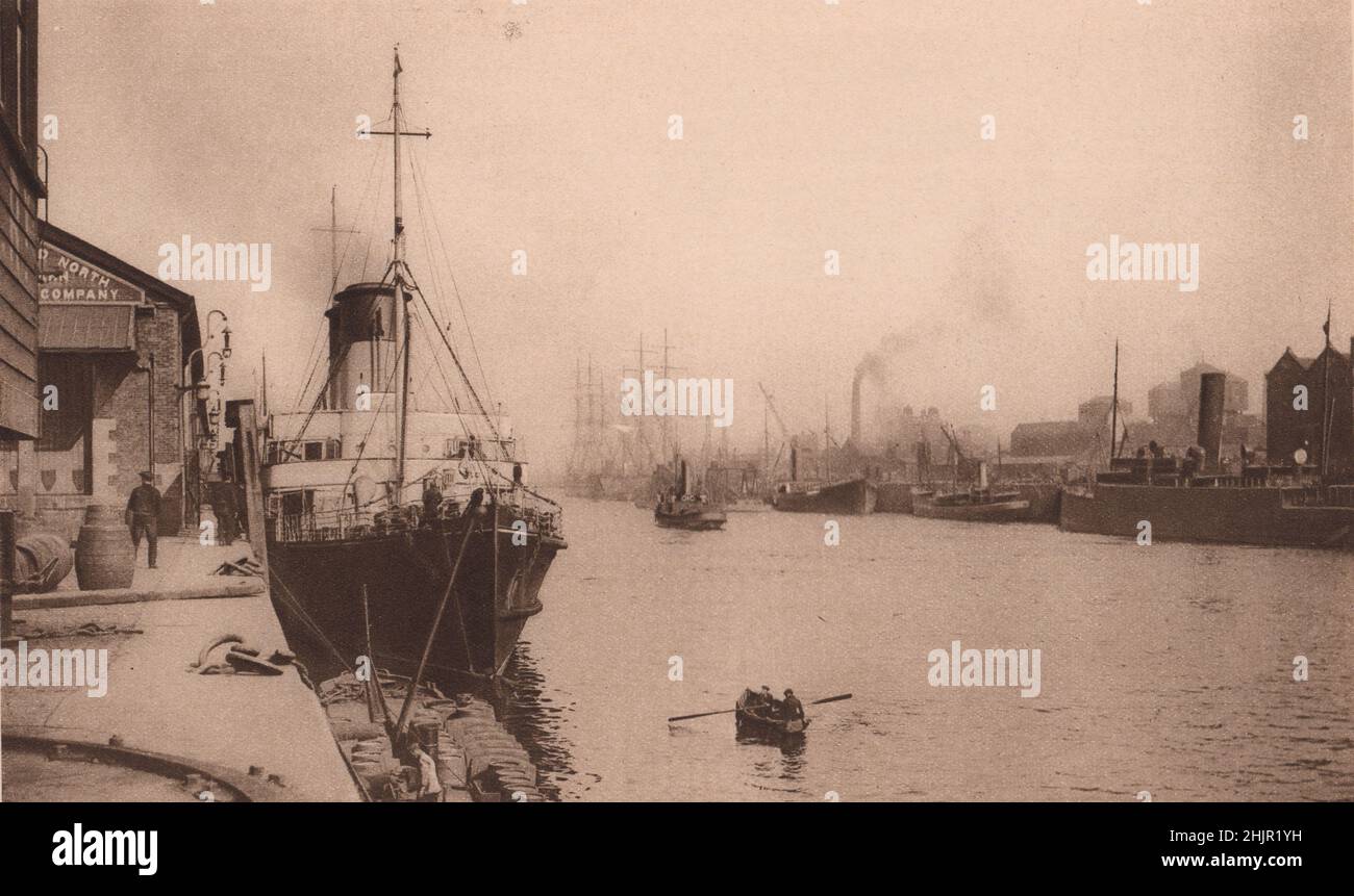 Der liffey ist Dublins Hauptverkehrsader, an beiden Seiten gesäumt von geschäftigen Kais, die sich von der King's Bridge bis zu den Docks erstrecken. Irland (1923) Stockfoto