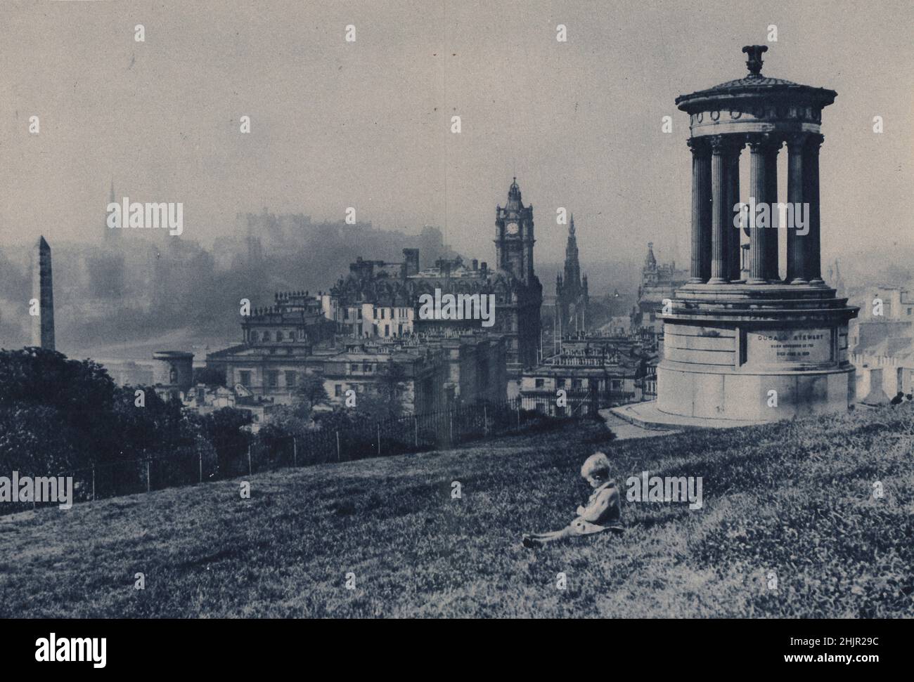 Blick auf Edinburgh vom Denkmal für Dugald Stewart auf dem Calton Hill. Die Kirche der Mautstelle und das Schloss. North British Hotel & Scott Monument (1923) Stockfoto