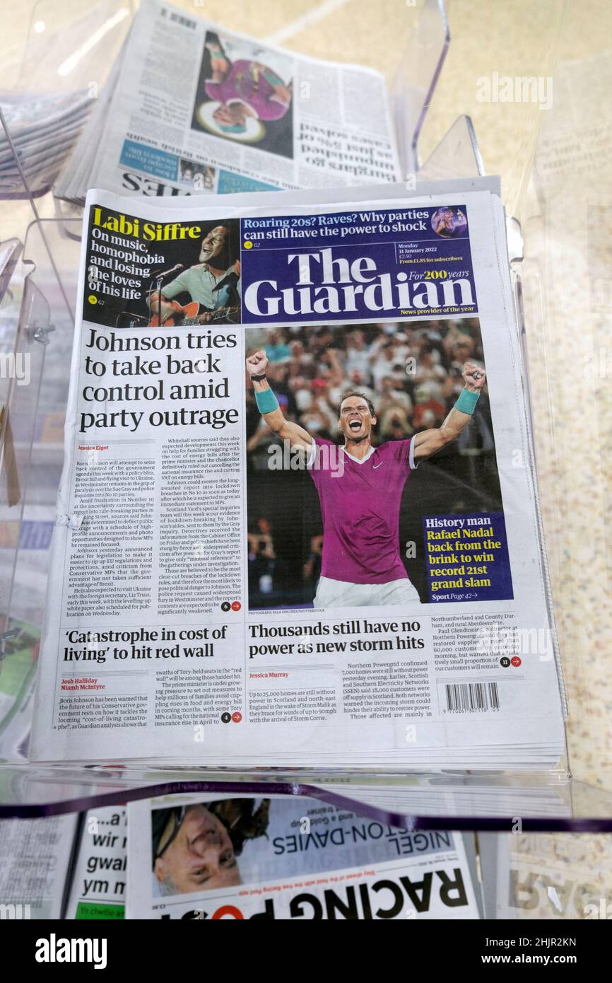 „Johnson versucht, die Kontrolle über die Party-Empörung zurückzugewinnen“, titelt die Zeitung Guardian und Gewinner der Australian Open von Rafael Nadal am 30. Januar 2022 in Großbritannien Stockfoto