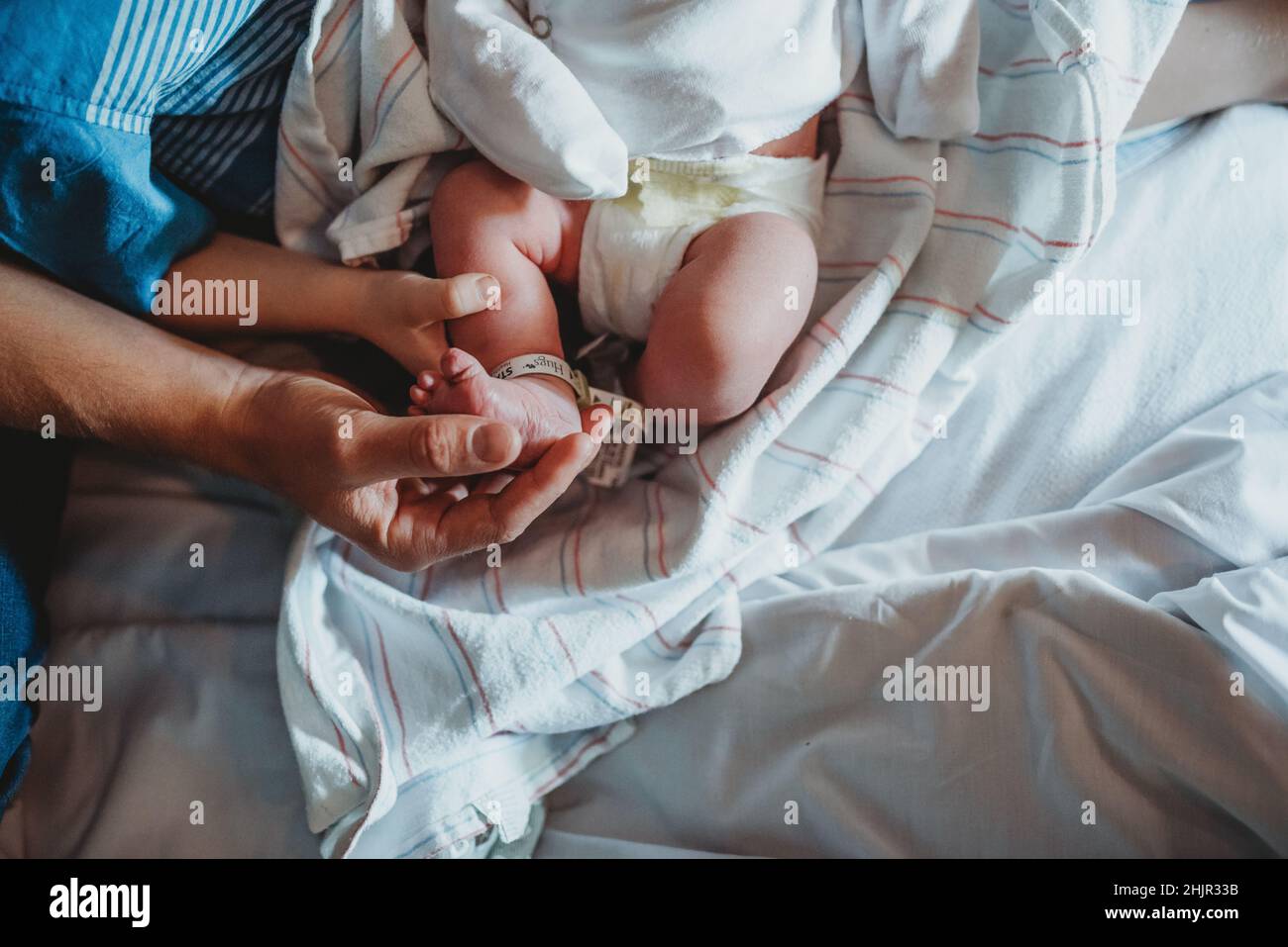 Füße und Hände des Neugeborenen Stockfoto