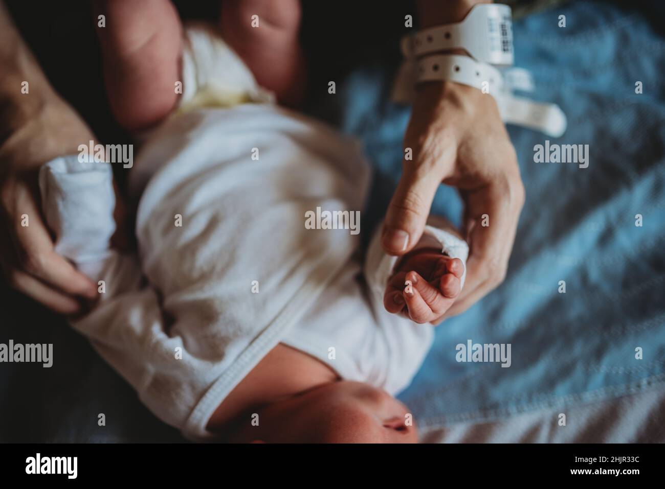 Neugeborenes Baby hält die Hände mit dem Elternteil Stockfoto