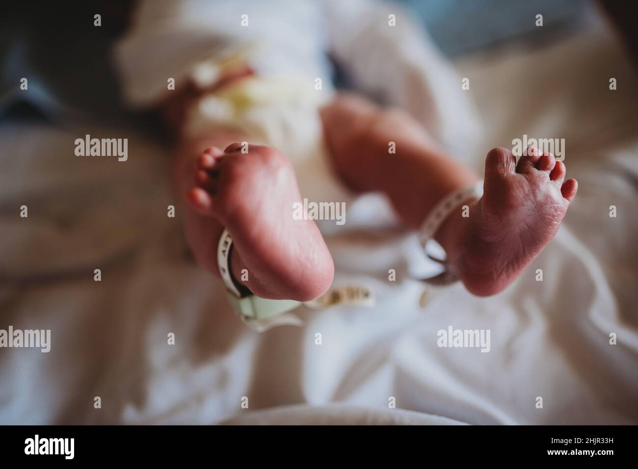 Neugeborene Babyfüße im Krankenhaus Stockfoto