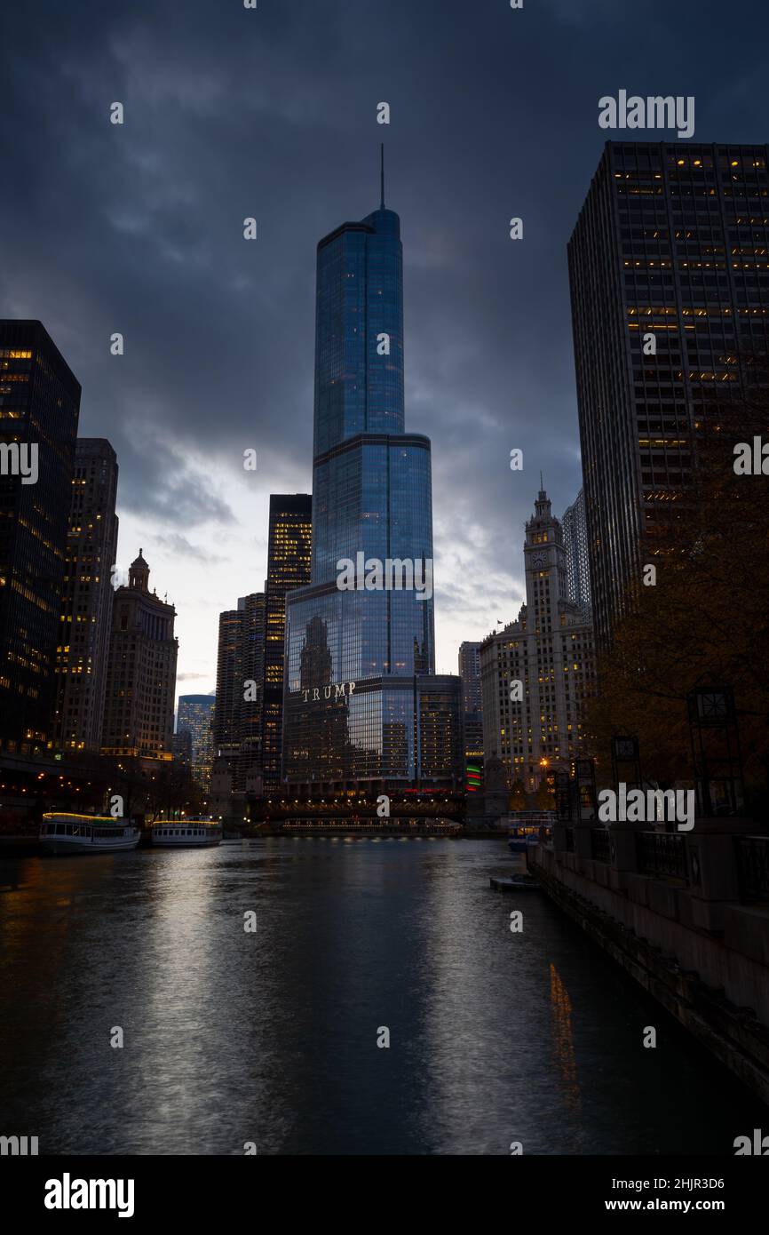 Blick auf die Innenstadt von Chicago über den Fluss. Stockfoto