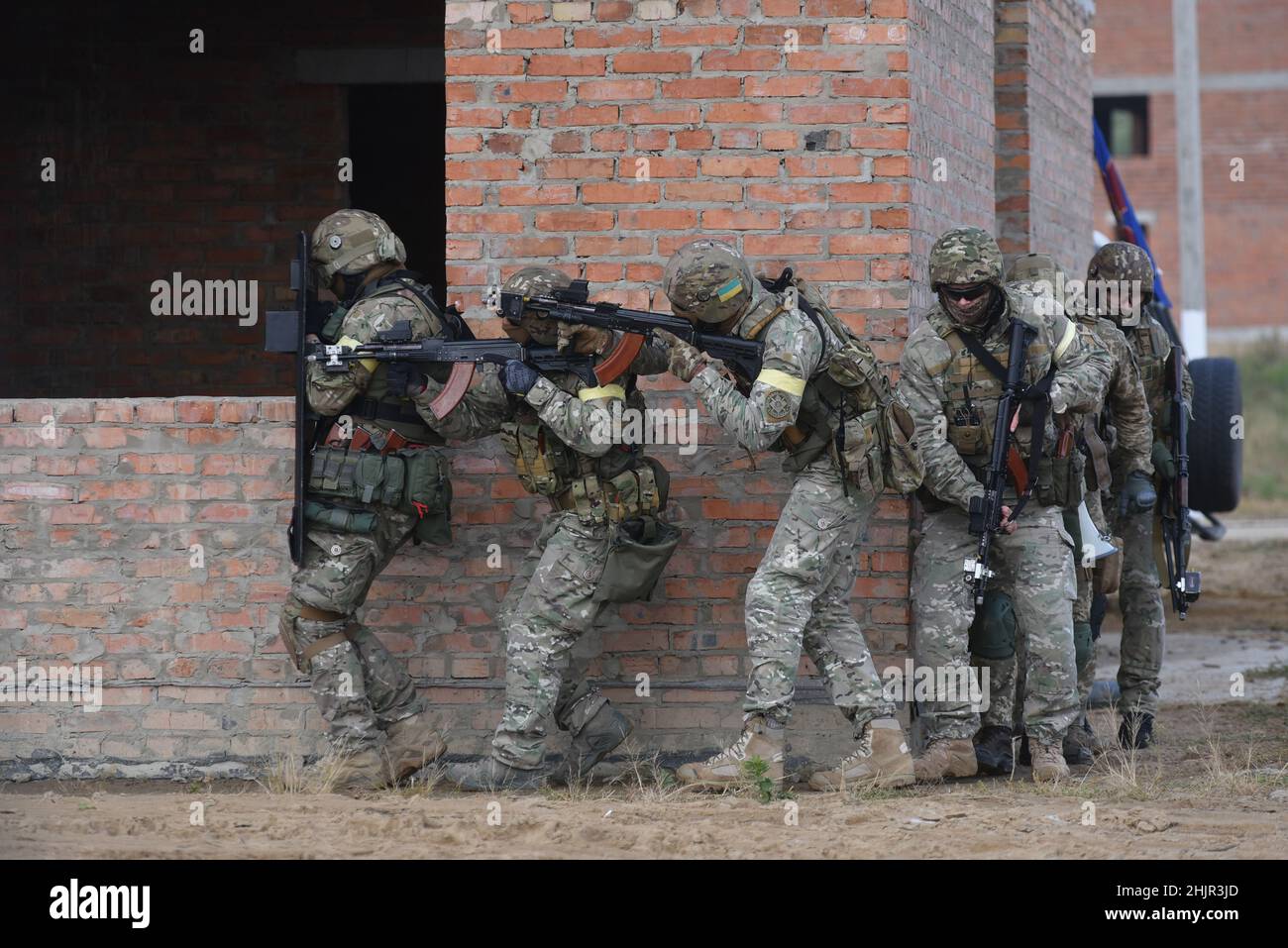 Ukrainische Soldaten im Kampf während einer gemeinsamen Militärübung Rapid Trident 2019 im Internationalen Zentrum für Friedenssicherung und Sicherheit der Nationalen Akademie der Landstreitkräfte in der Nähe von Lviv. Stockfoto