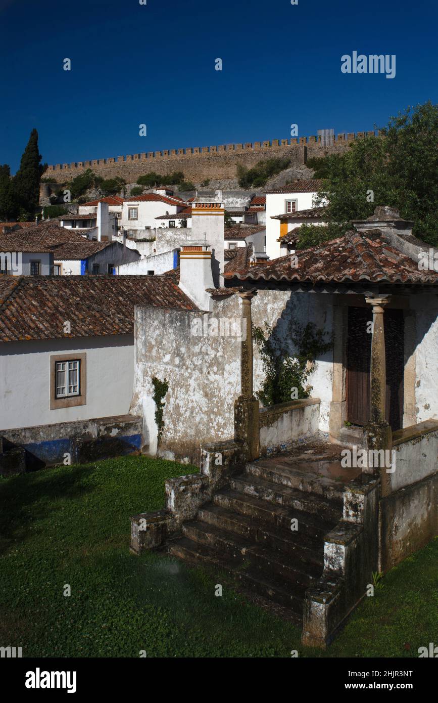 Portikoeinfahrt und Stadtmauer, Óbidos, Centro, Portugal Stockfoto