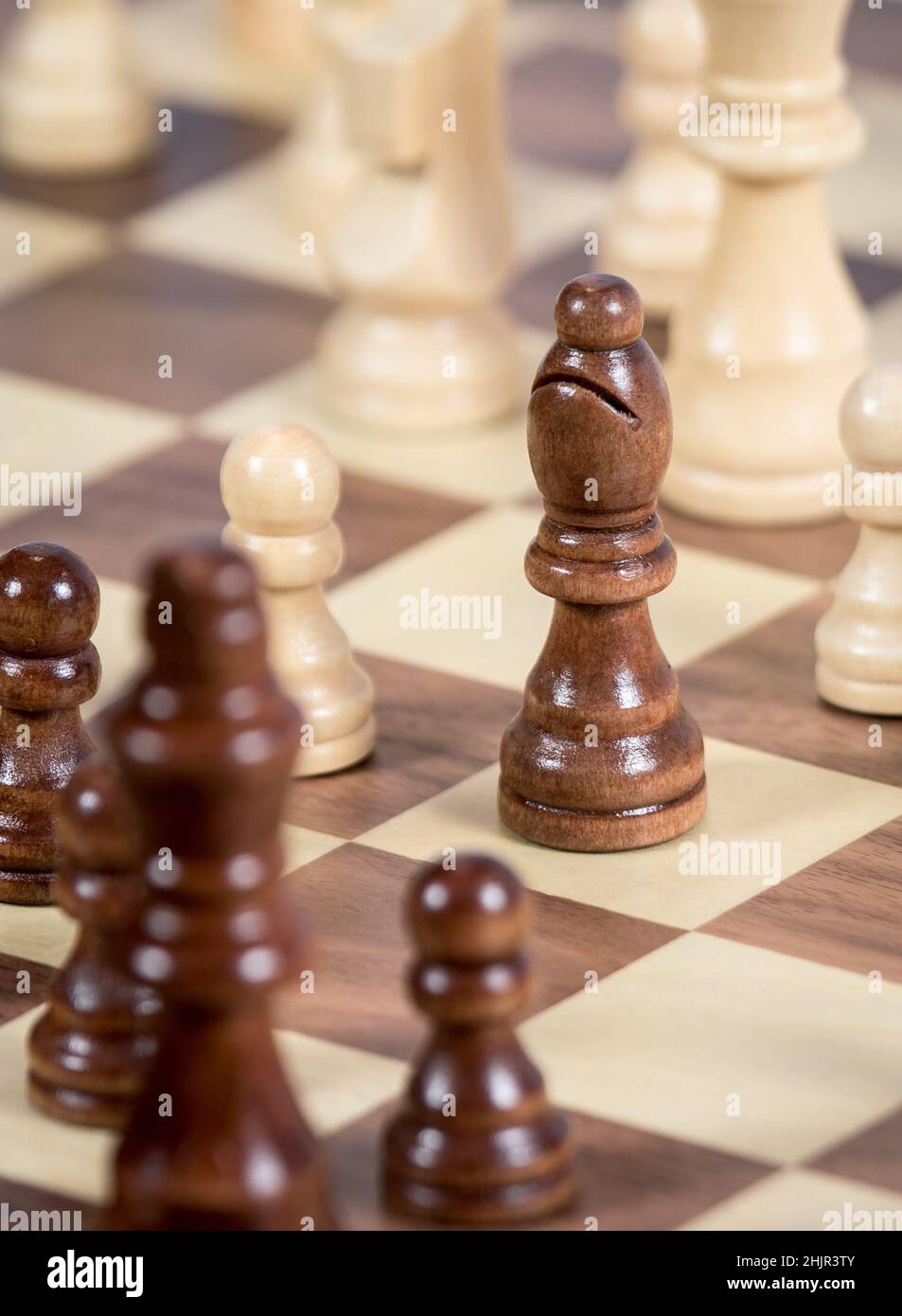 Schachbrett mit Schachspiel wird gespielt. Black's Bishop im Fokus Stockfoto