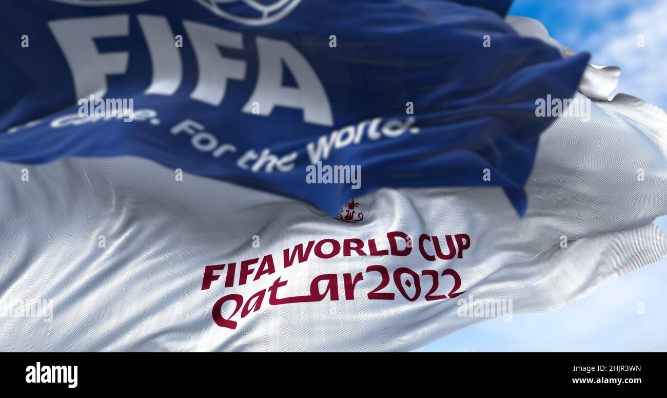 Doha, Katar, Januar 2022: Flaggen mit FIFA und Qatar 2022 WM-Logo winken im Wind. Die Veranstaltung ist in Katar vom 21. November bis 18 De geplant Stockfoto