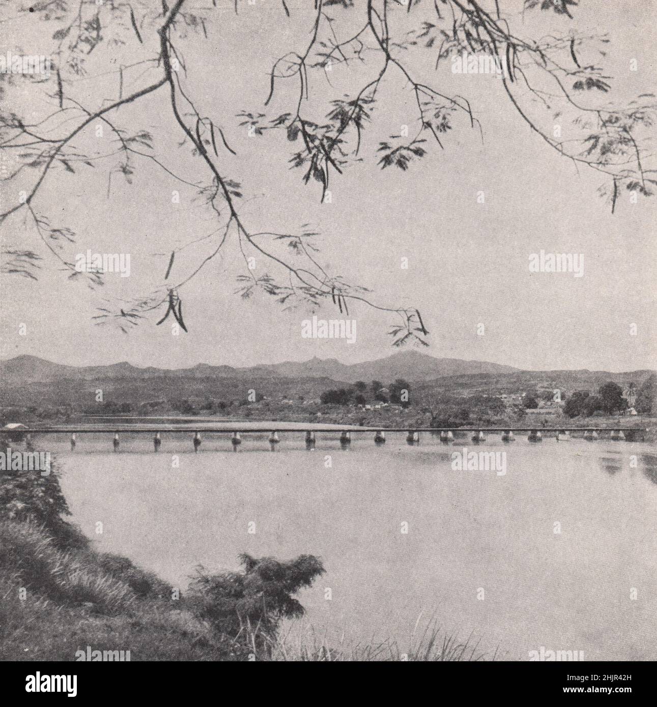 Wo die Eisenbahnbrücke eines Zuckerunternehmens die Ba überspannt. Fidschi-Inseln (1923) Stockfoto