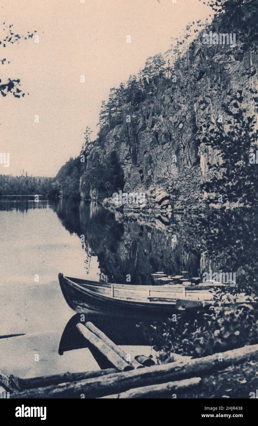 Die Landschaft wird durch unzählige Seen geschmückt, die von fruchtbaren Tälern umsäumt sind, die sich mit Granitfelsen abwechseln, die bis zu 200 Meter hoch sind. Finnland (1923) Stockfoto