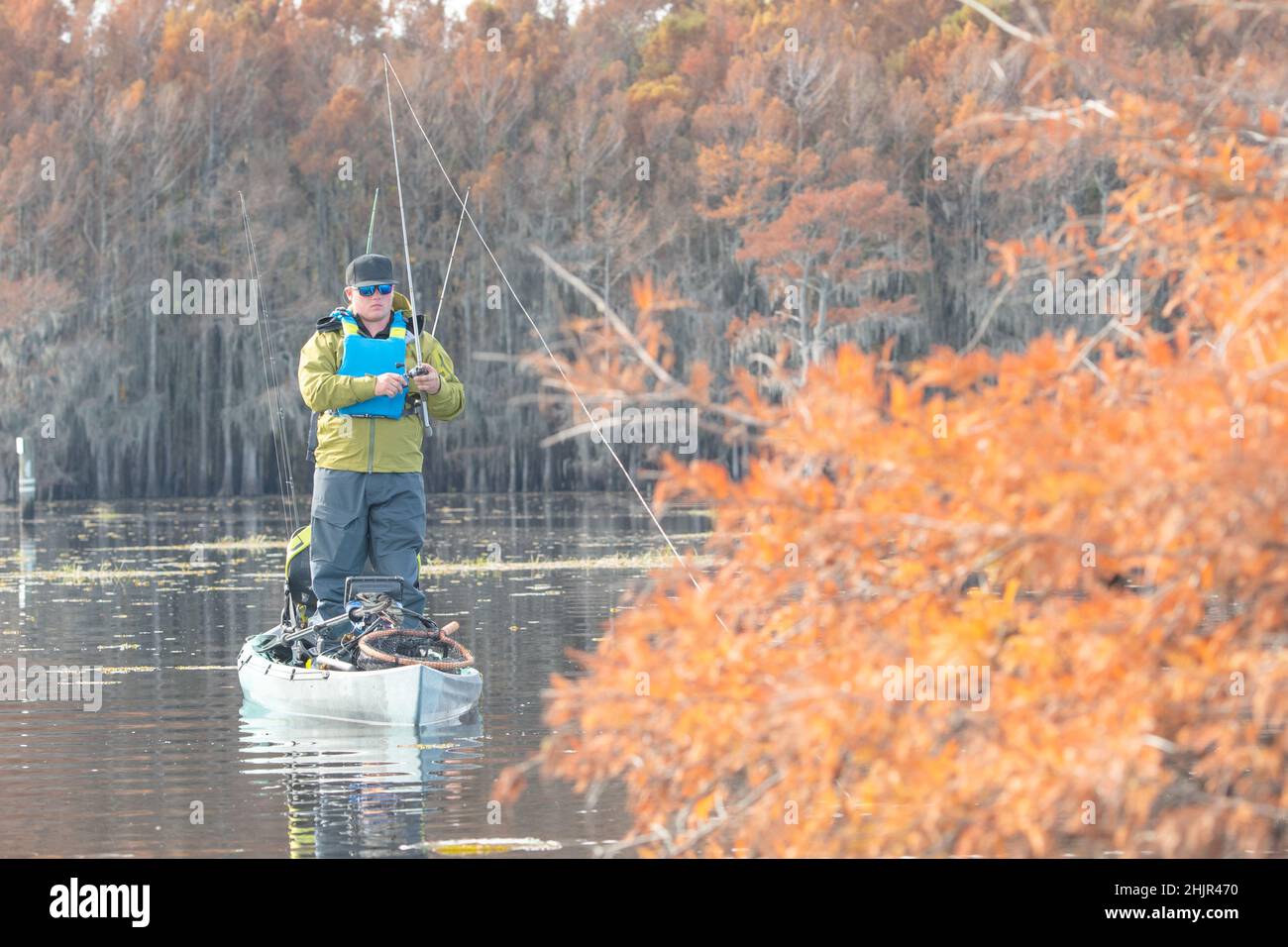 Mann, der im Herbst mit dem Kajak angeln kann Stockfoto