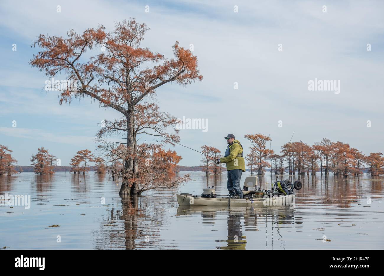 Mann, der im Herbst auf dem See angeln wird Stockfoto