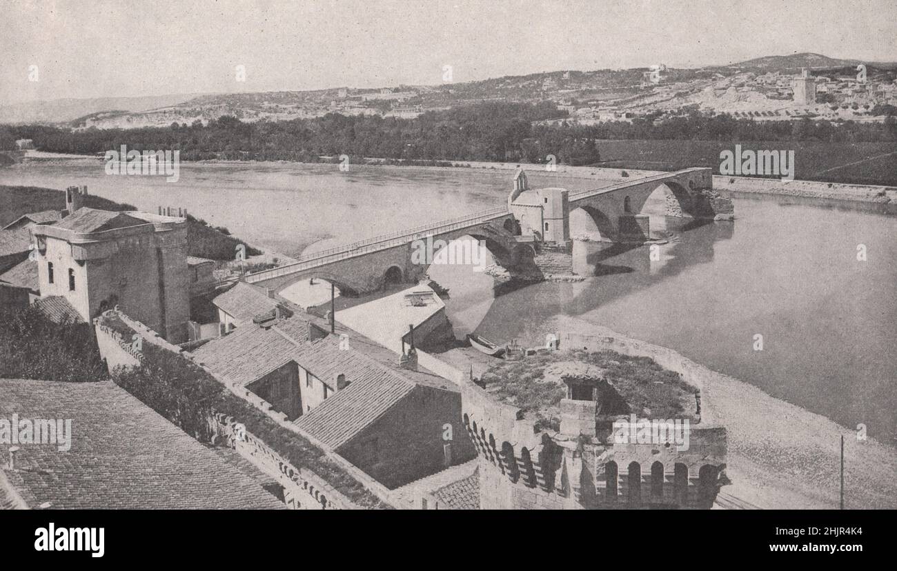 Ruinen der Pont S. Benezet in Avignon, mit Villeneuve am rechten Ufer der Rhone. Vaucluse. Frankreich (1923) Stockfoto