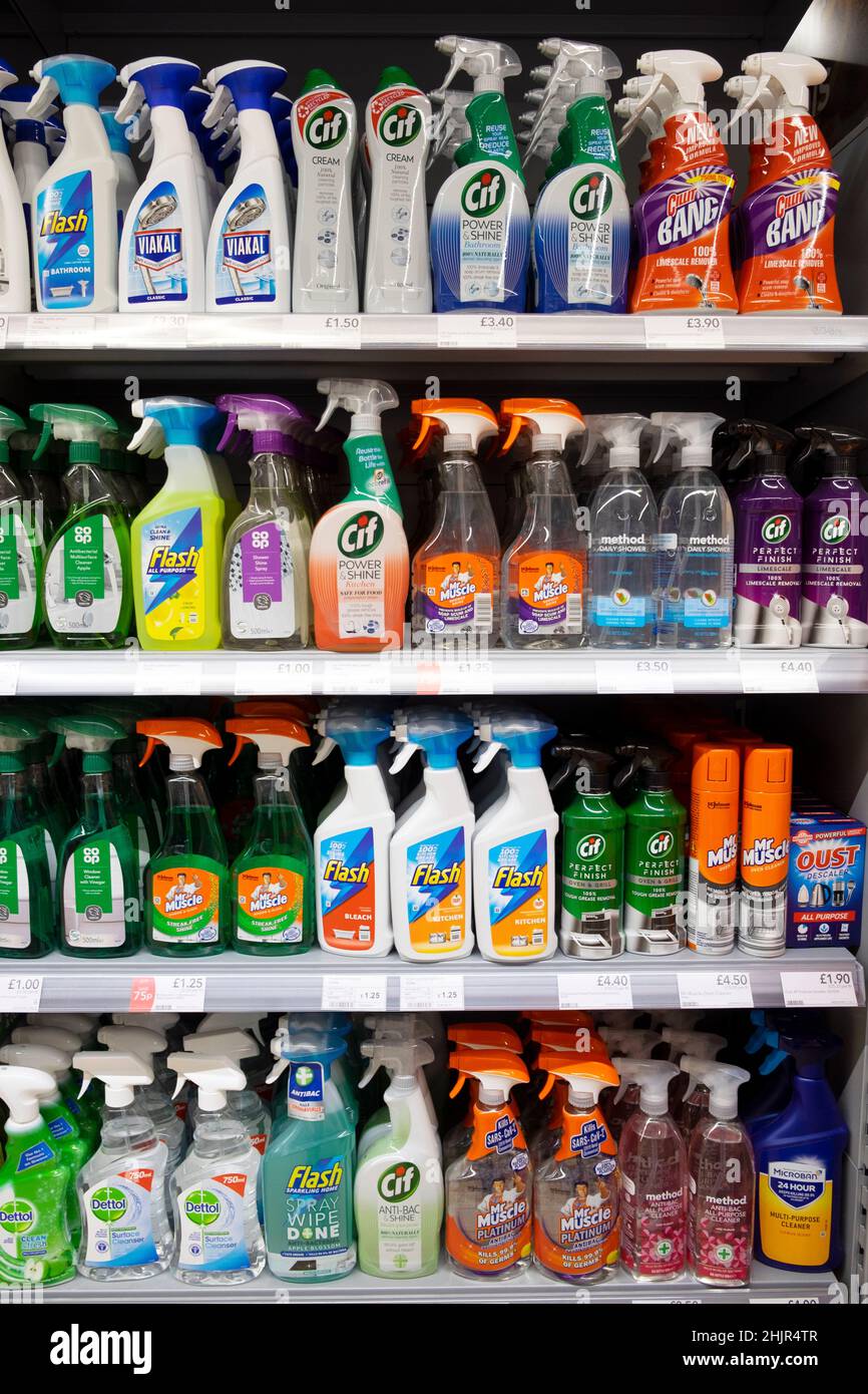 Reinigungsprodukte in Kunststoff-Sprühflaschen auf einem Co Op Supermarktregal in Großbritannien Großbritannien 2022 KATHY DEWITT Stockfoto