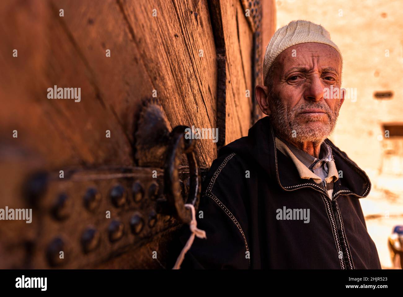 Porträt eines alten arabischen Mannes, der in einer Kasbah in Marokko lebt. Stockfoto