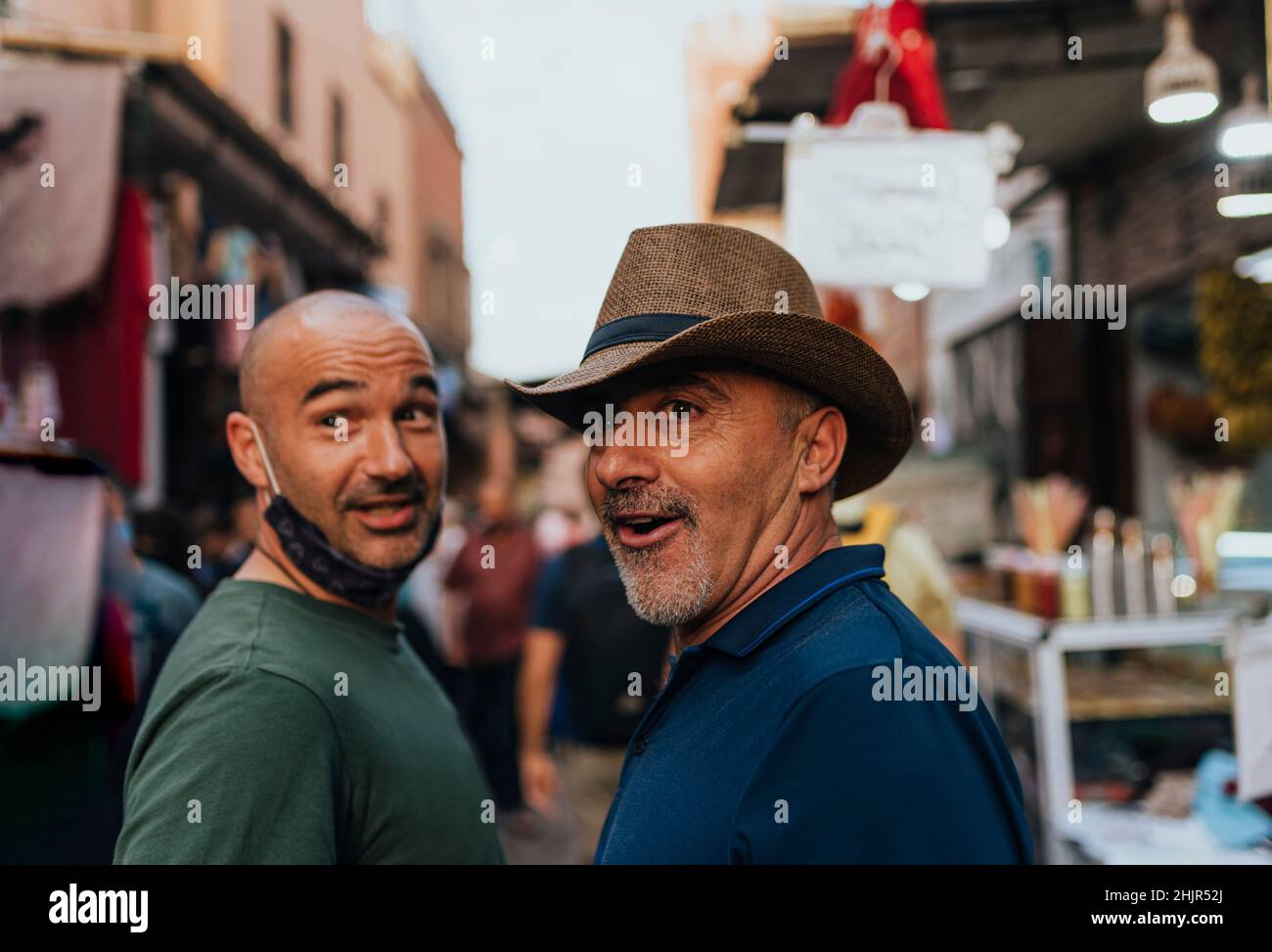 Porträt zweier Freunde, die auf einem Markt in Marrakesch, Marokko, gefangen wurden. Stockfoto