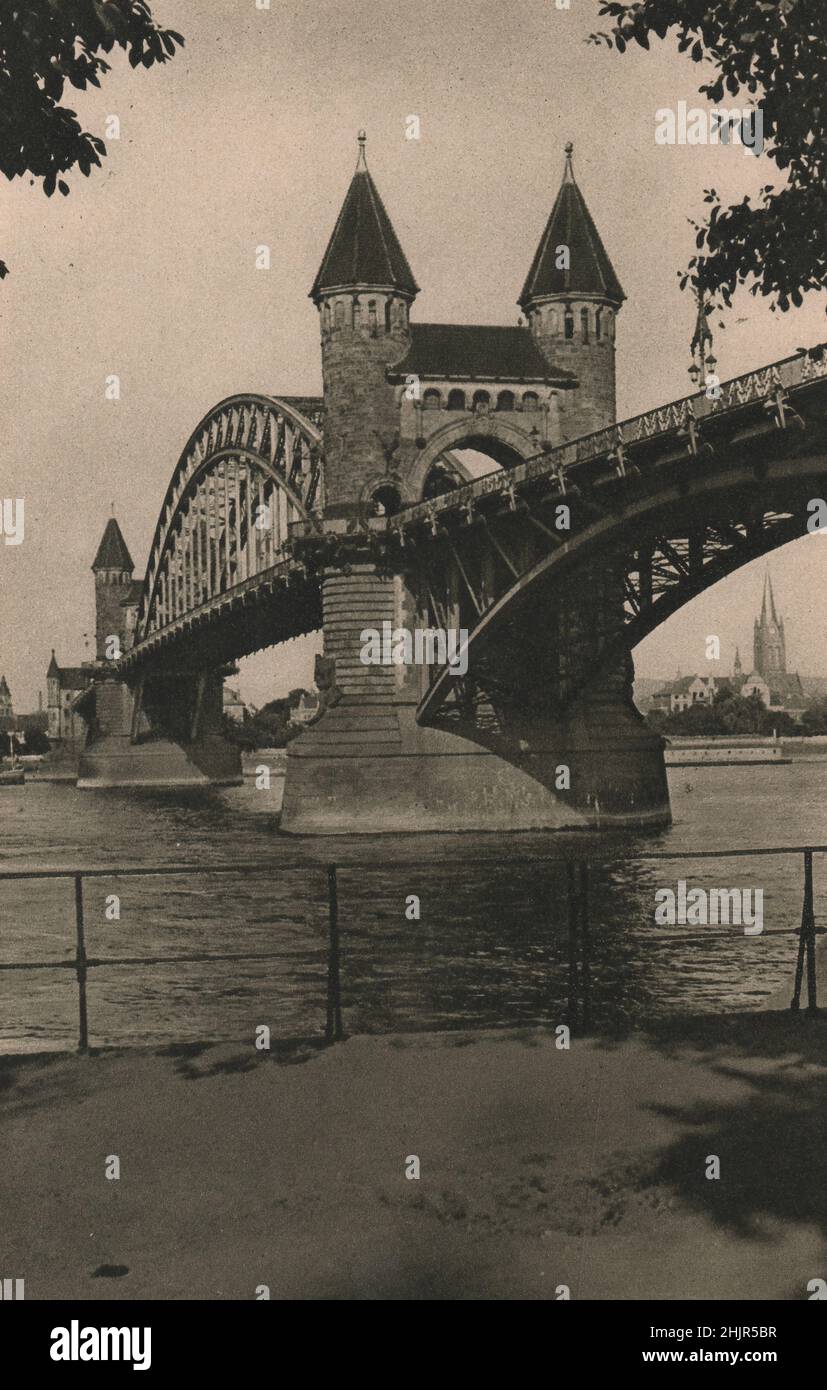 SÜDDEUTSCHLAND. Diese imposante Brücke überspannt den Rhein und verbindet die Residenzstadt Bonn mit dem Beuel- und Industrieviertel. Deutschland (1923) Stockfoto