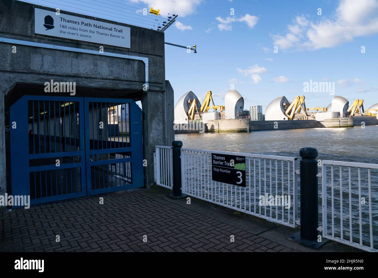 Ein geschlossener Fußgängertunnel unter der Thames Barrier, der am Montag aufgrund eines Flutflutes durch den Sturm Corrie geschlossen wurde. Bilddatum: Montag, 31. Januar 2022. Die Umweltbehörde sagte, dass die Barrieren im Winter häufiger geschlossen wurden. Bildnachweis sollte lauten: Kirsty O'Connor/PA Wire Stockfoto