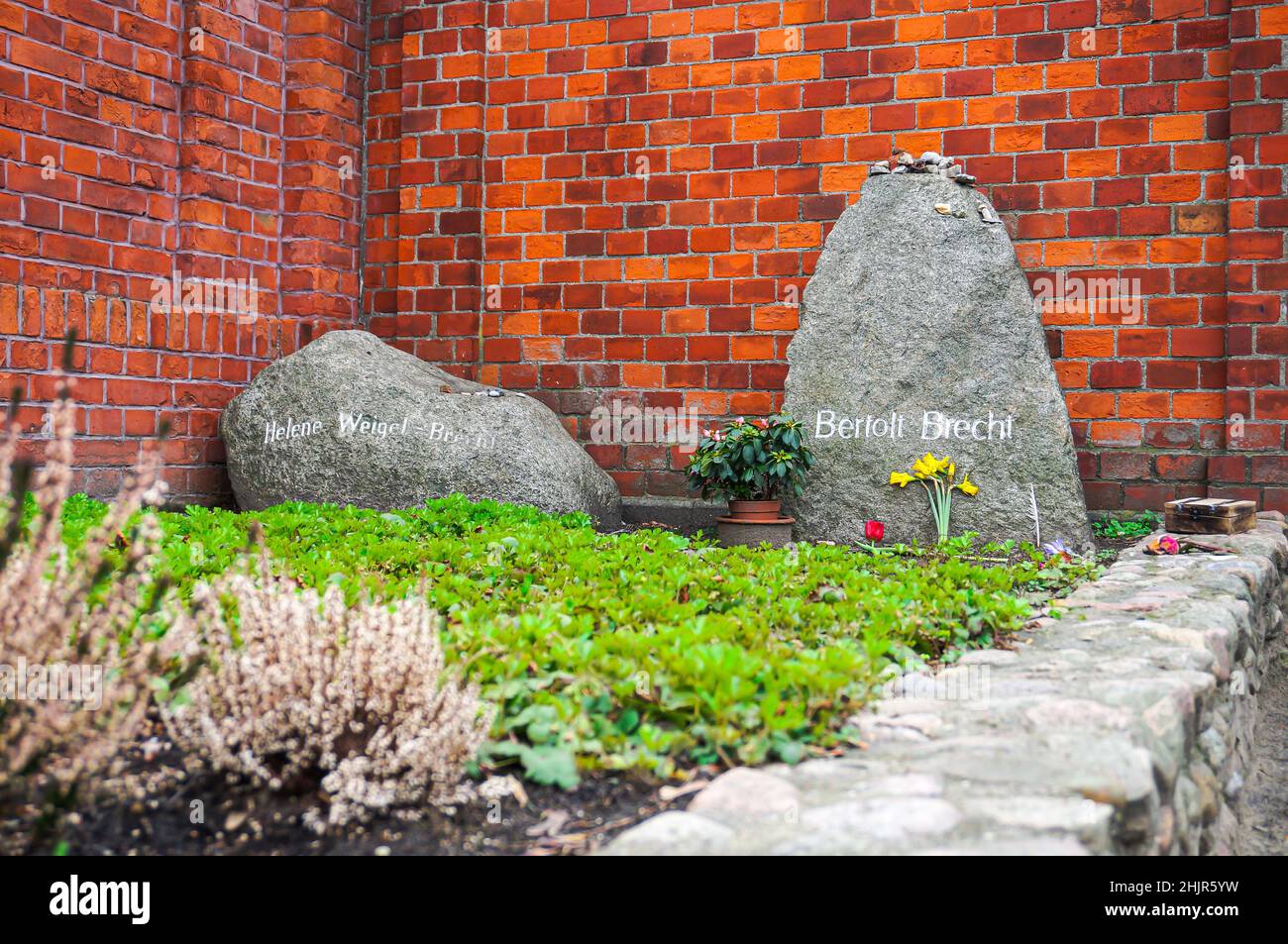 Grab von Bertolt Brecht auf dem Berliner Dorotheenstädter Friedhof. Grab seiner zweiten Frau Helene Weigel auf der linken Seite Stockfoto