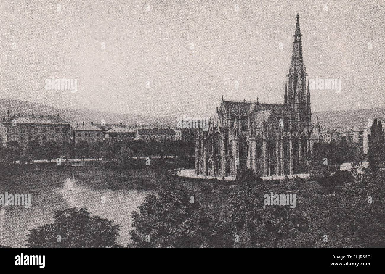 Gotische Wallfahrtskirche von Stuttgart, eingerahmt von einem schönen See. Baden-Württemberg. Deutschland (1923) Stockfoto