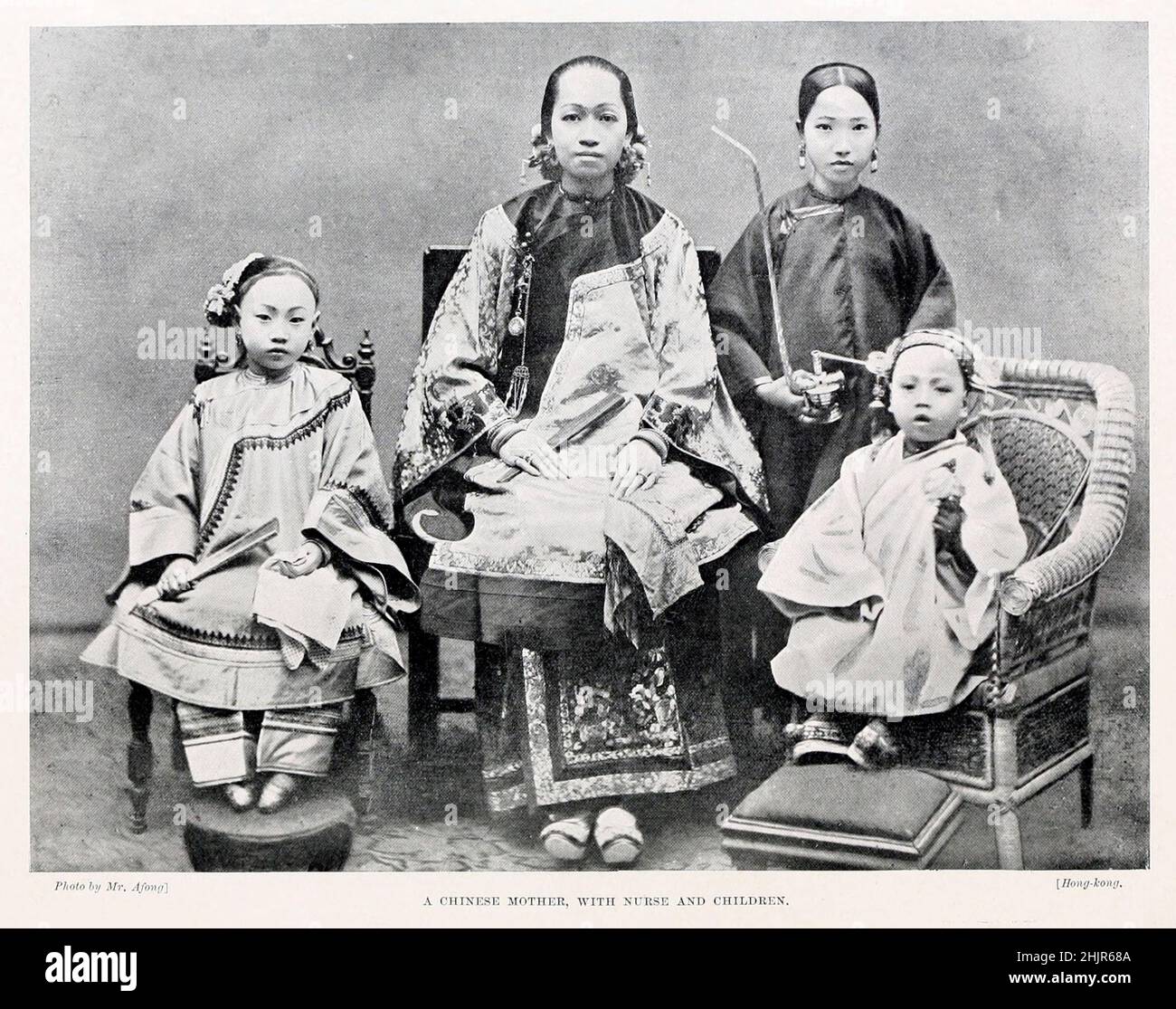 Eine chinesische Mutter, mit Krankenschwester und Kindern aus dem Buch „The living Races of Mankind“ Vol. 1 von Henry Neville Hutchinson, Herausgeber John Walter Gregory und Richard Lydekker, Verlag: London, Hutchinson & CO 1901 Stockfoto