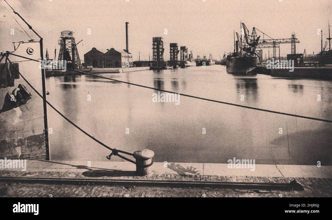Schiffe im Rothesay Dock, das Annehmen und Entladen von Fracht und Lagerbeständen sind riesige Skelette von Schiffen in jeder Baustufe. Glasgow (1923) Stockfoto