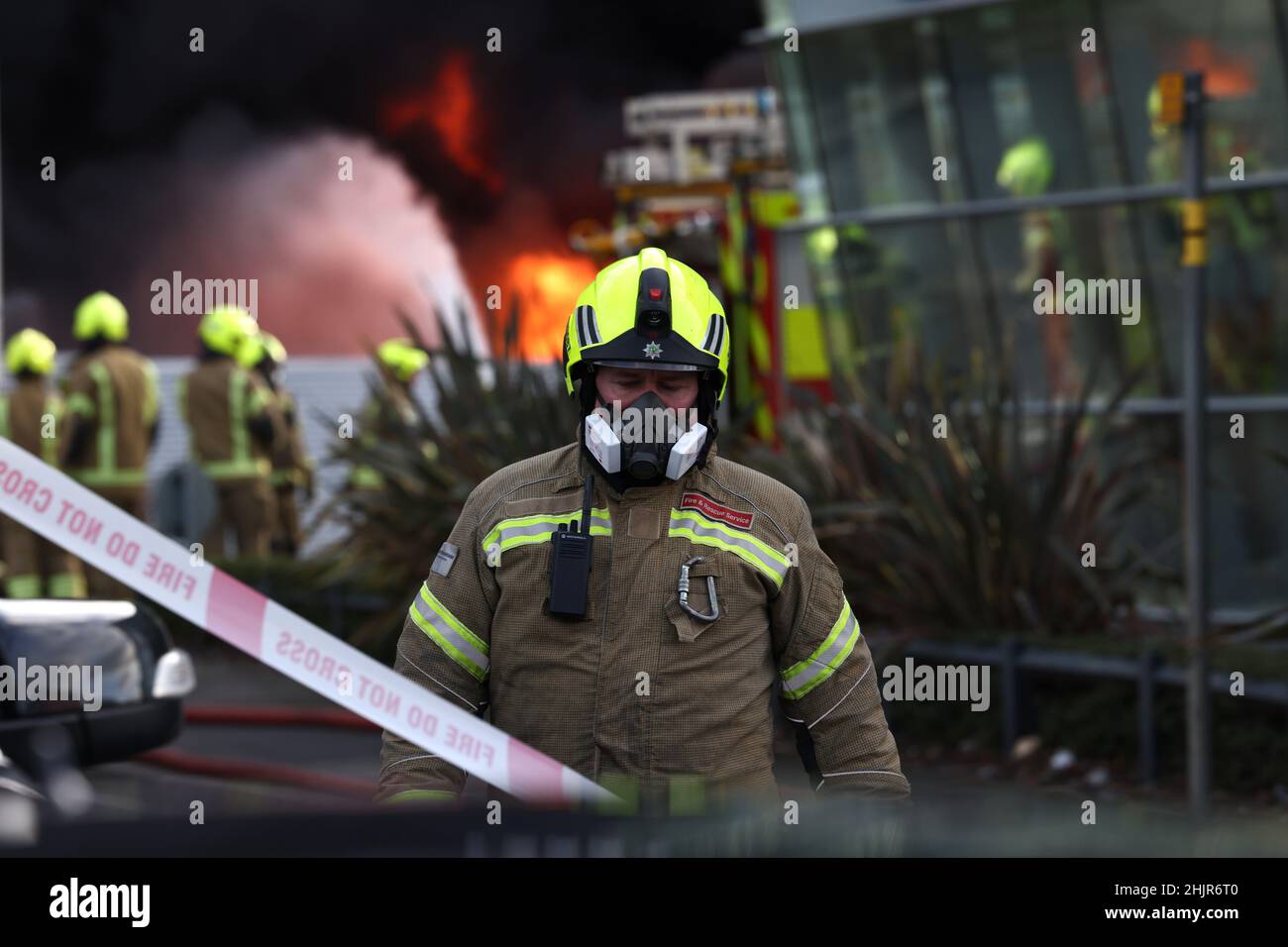 Nottingham, Nottinghamshire, Großbritannien. 31st. Januar 2022. Feuerwehrleute kämpfen in einem Recyclingzentrum auf einem Industriegebiet im Gebiet von Dünkirchen gegen einen Brand. Credit Darren Staples/Alamy Live News. Stockfoto