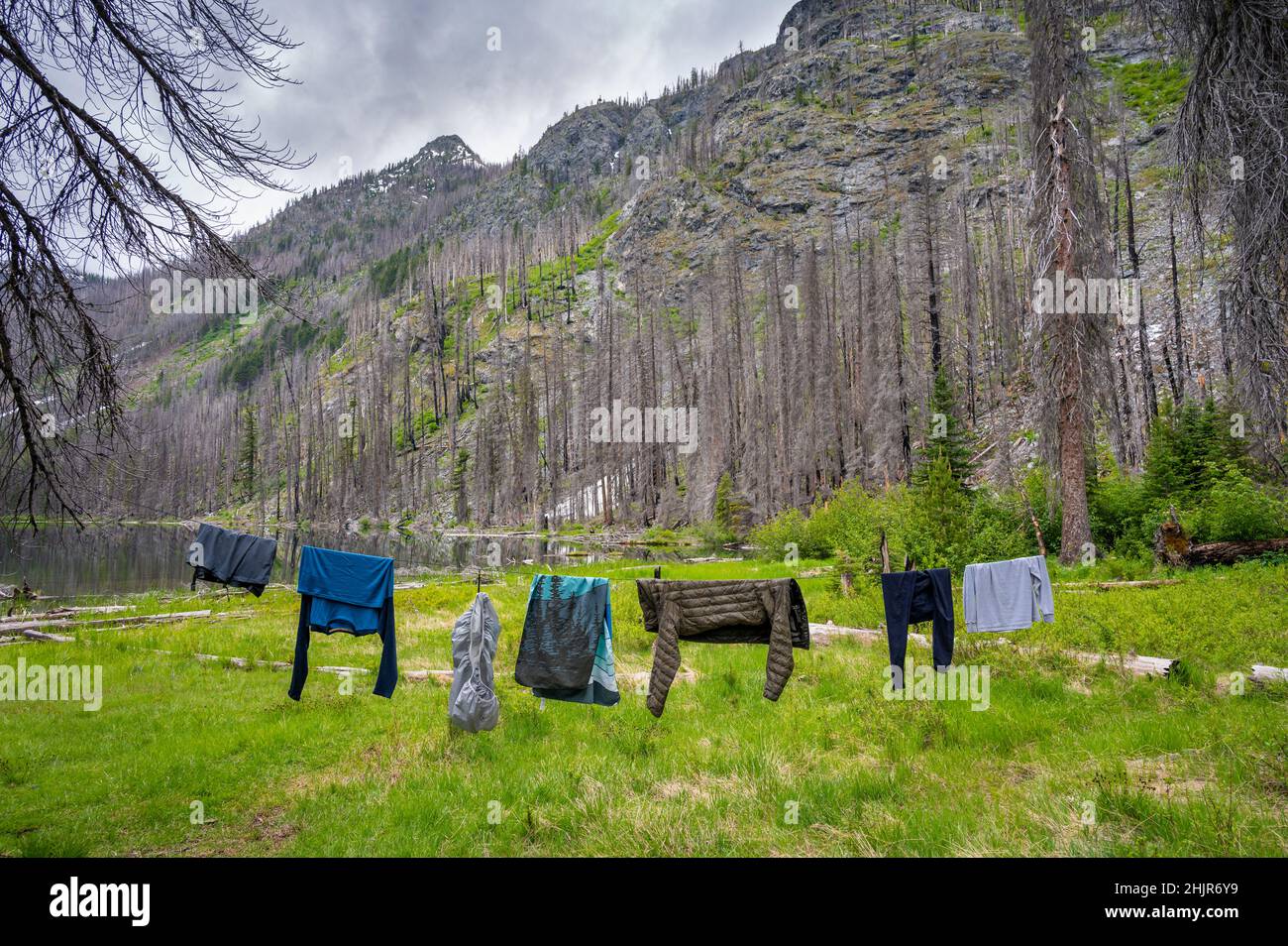Die Kleidung trocknet im Hinterland neben einem Bergsee aus Stockfoto