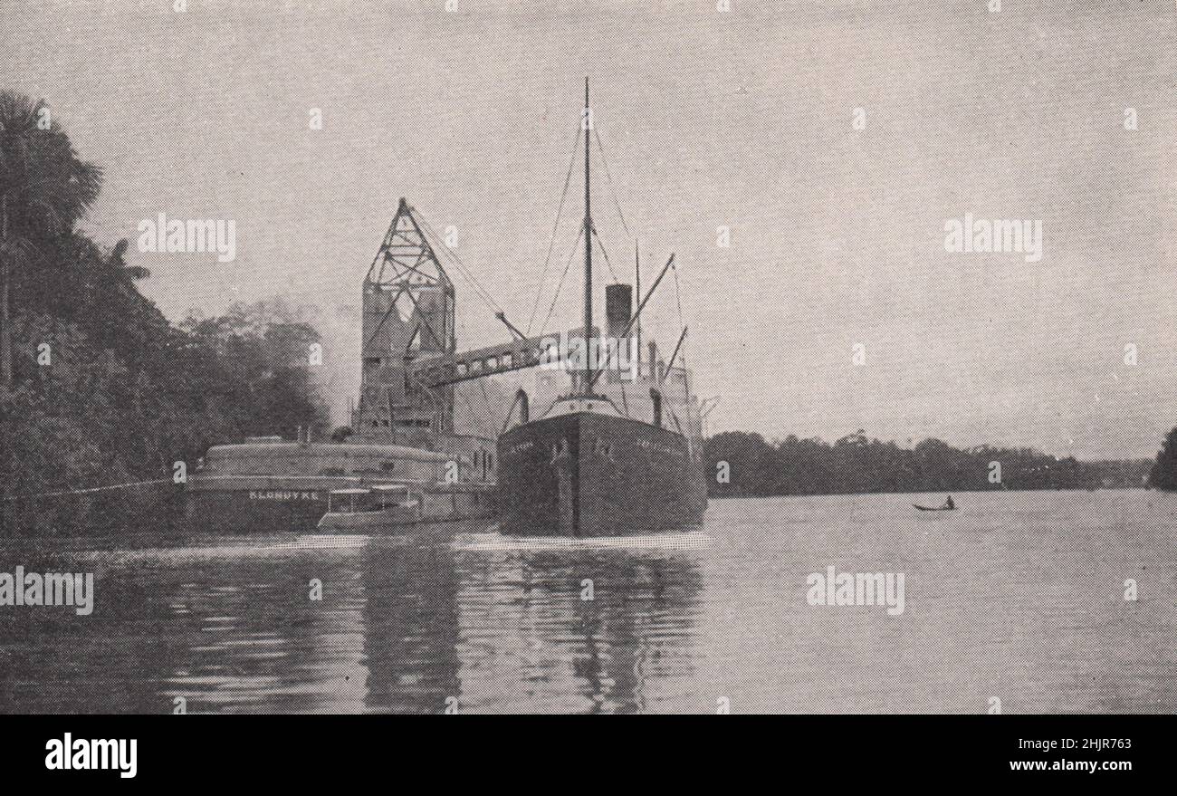 Dampfer, der Bauxit auf dem Demerara-Fluss ladet. Guyana. Guianas (1923) Stockfoto