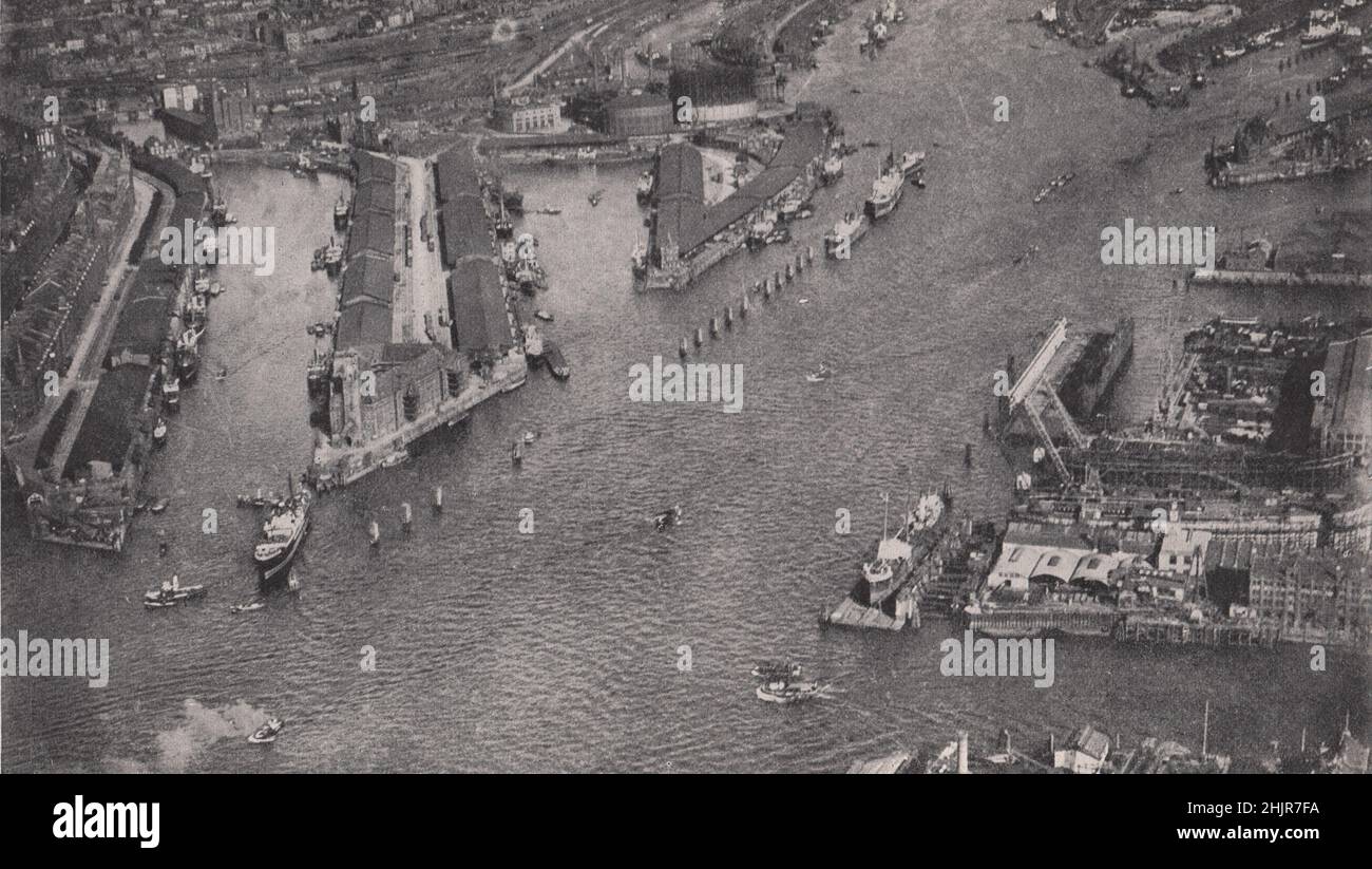 Docks und Kais an den Ufern der Elbe und dem Freihafen auf der rechten Seite. Deutschland. Hamburg (1923) Stockfoto