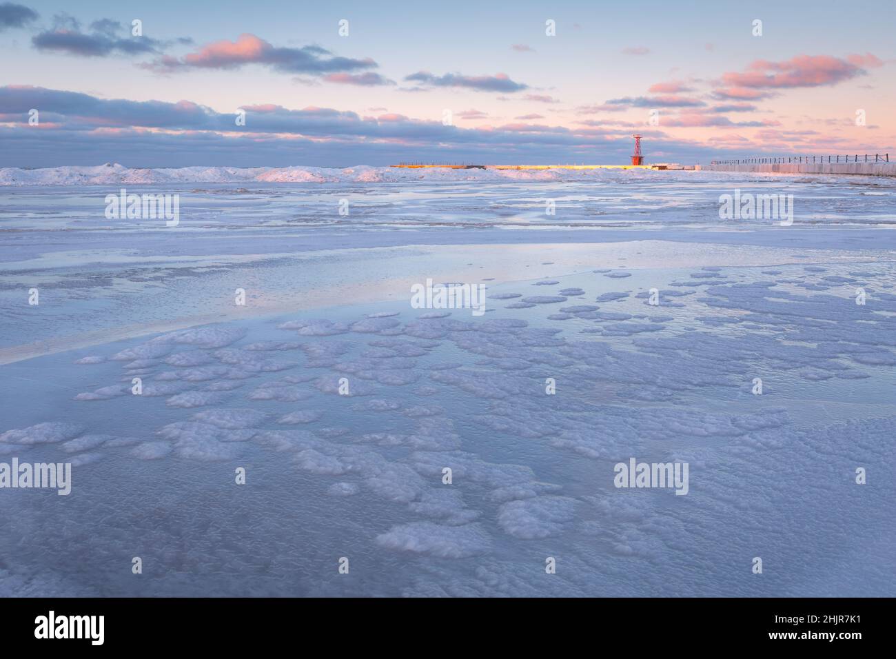 Eisformationen am Strand von Montrose in Chicago. Stockfoto