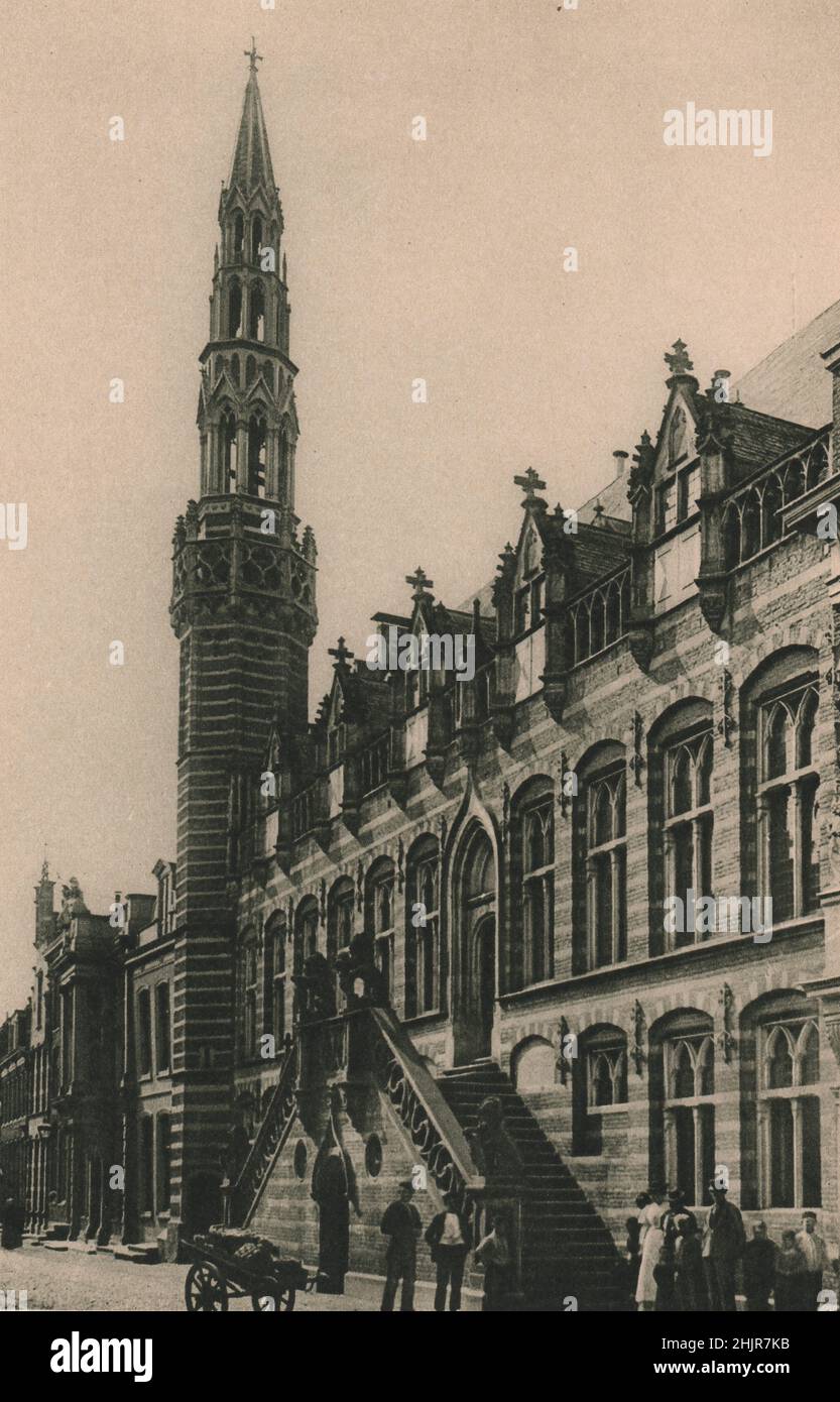 In der Langenstraße, der Hauptstrasse von Alkmaar, erhebt sich das Stadhuis, ein spätgotisches Bauwerk aus dem Jahr 1507. Niederlande. Niederlande (1923) Stockfoto