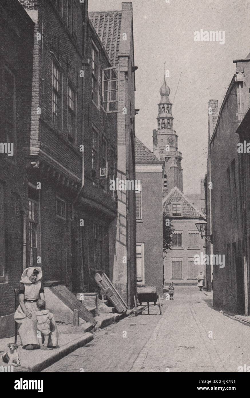 Altmodische Straße in der altmodischen Stadt der Spülung. Niederlande. Niederlande (1923) Stockfoto