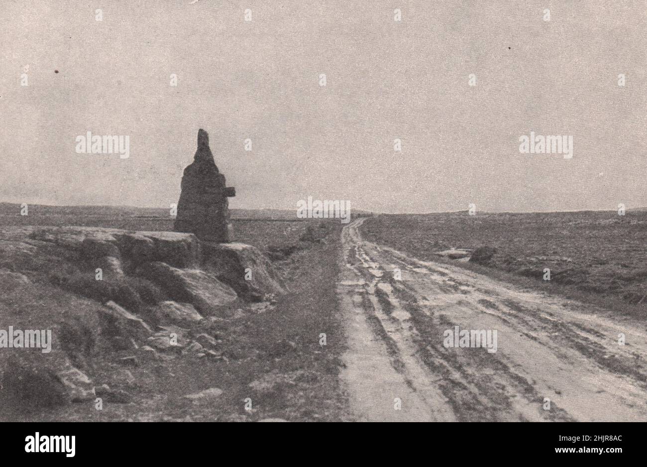 Wegweiser entlang der Straße für den schneereichenden Reisenden. Island (1923) Stockfoto