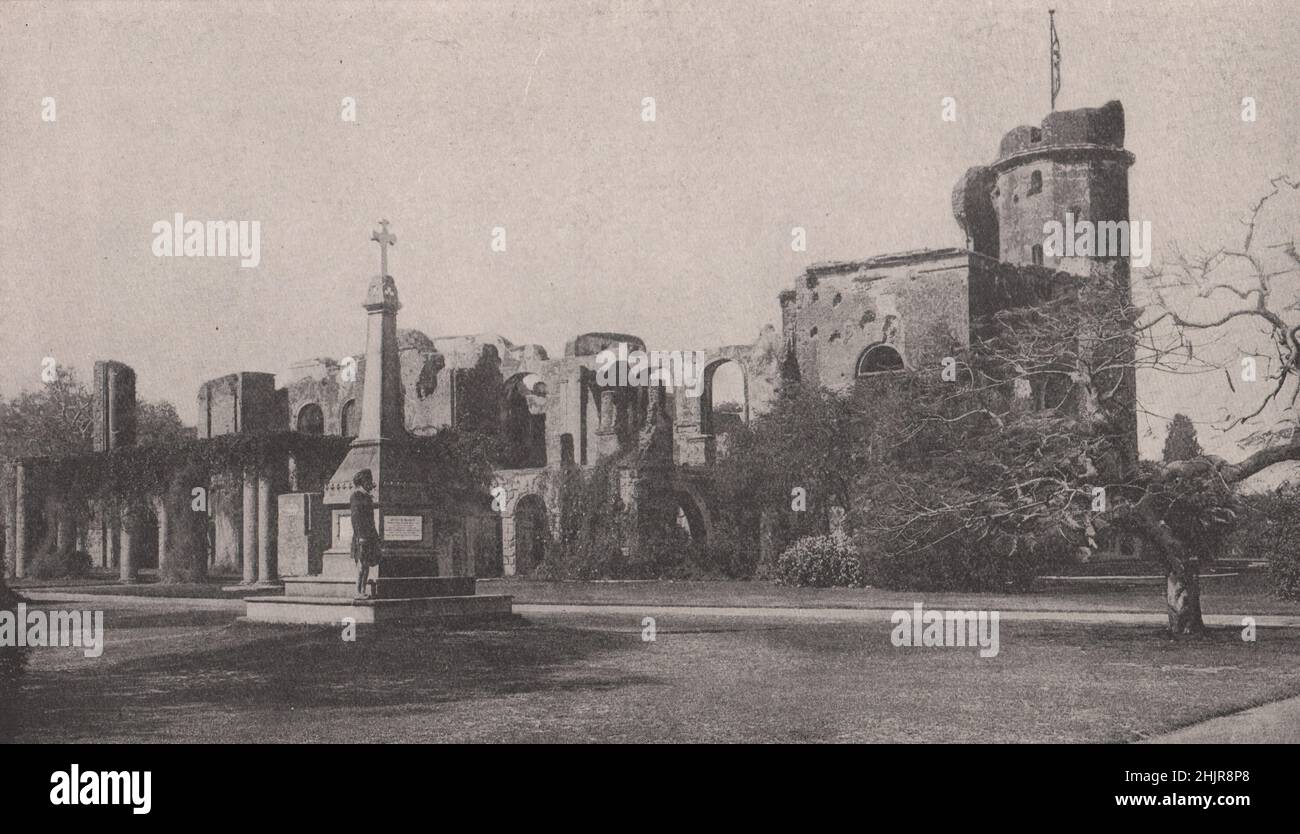 Ruinen, die an eine heroische Verteidigung erinnern: Die geschätzte Hülle der Residenz in Lucknow. Indien (1923) Stockfoto