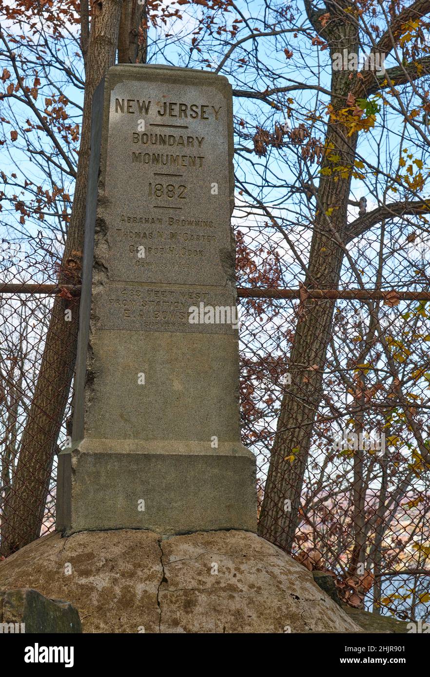 New Jersey, New York historische Grenzmarkierung und Denkmal aus dem Jahr 1882. Am Palisades Interstate Park State Line Lookout. Stockfoto