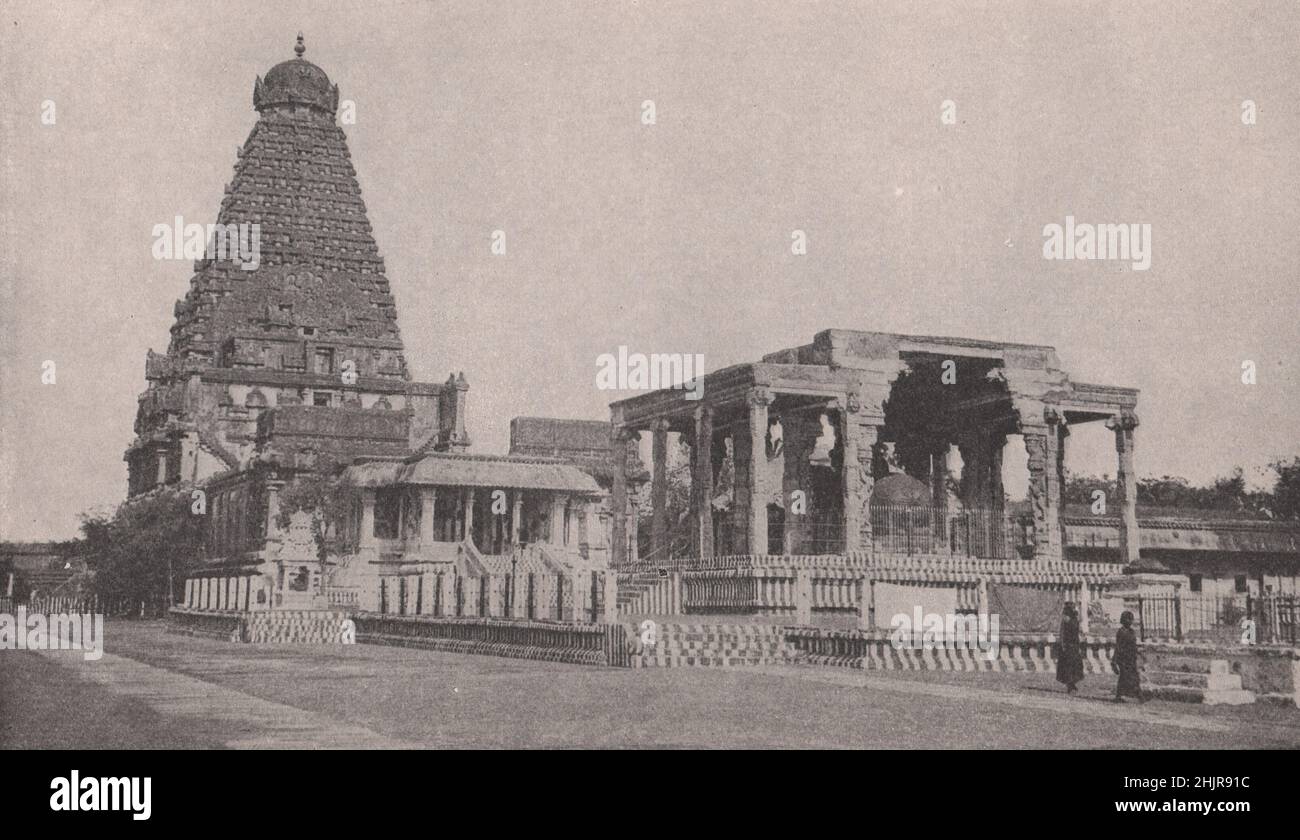 Gigantischer pyramidenförmiger Turm über dem Vimana des großen Tempels von Tanjore. Indien Süd (1923) Stockfoto