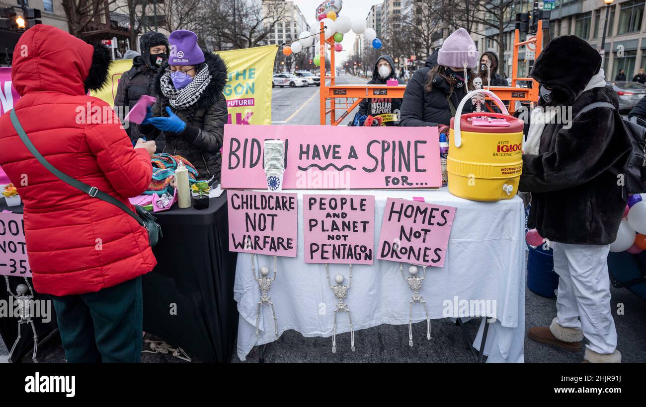 Washington DC, USA. 31st Januar 2022. Eine Gruppe von Menschen hatte eine Demonstration in der Nähe des Weißen Hauses. Der Veranstalter war Code Pink. Heute waren es fast 20 Grad und sehr kalt. In einem Teil der Erklärung erwähnte der Organisator: „am 31. Januar werden wir eine Vision für die Gesellschaft schaffen, in der wir Teil „“ sein wollen, eine Vision, die die Unterstützung von Familien, die Gesundheitsversorgung für alle, eine nachhaltige Umwelt und vieles mehr umfasst. (Bild: © Ardavan Roozbeh/ZUMA Press Wire) Bild: ZUMA Press, Inc./Alamy Live News Stockfoto