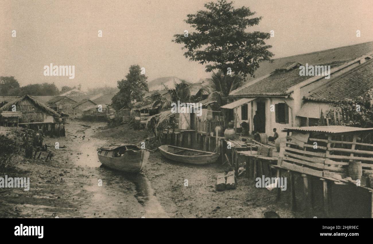 Bei Ebbe bieten die Bäche, die das Heimatviertel von Saigon durchschneiden, ein Spektakel aus lauterem Schlamm und gestrandeten Booten. Vietnam (1923) Stockfoto