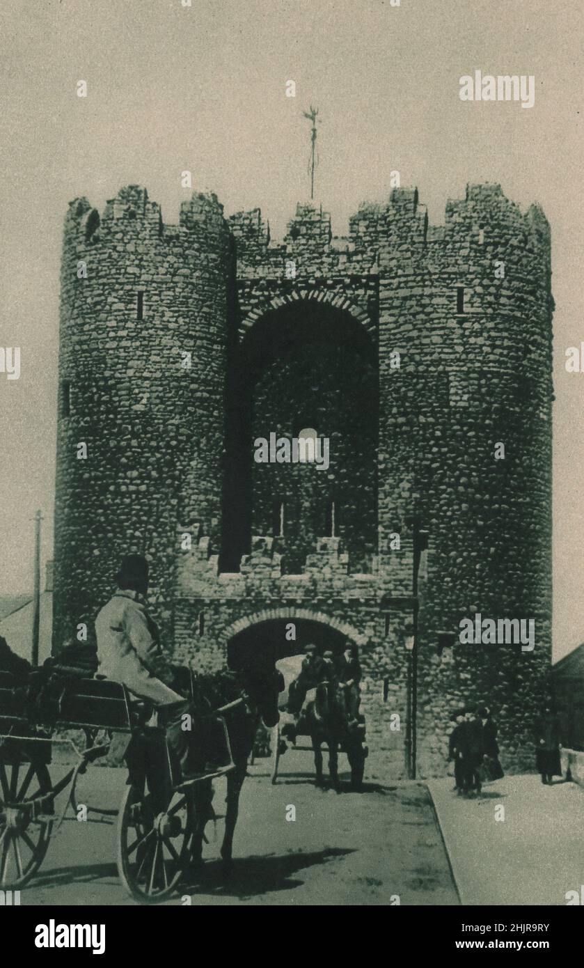 Die Türme des St. Lawrence's Gate, die bis zum zwölften Jahrhundert bekannt sind, sind düstere Relikte der Mauern von Drogheda. Irland (1923) Stockfoto