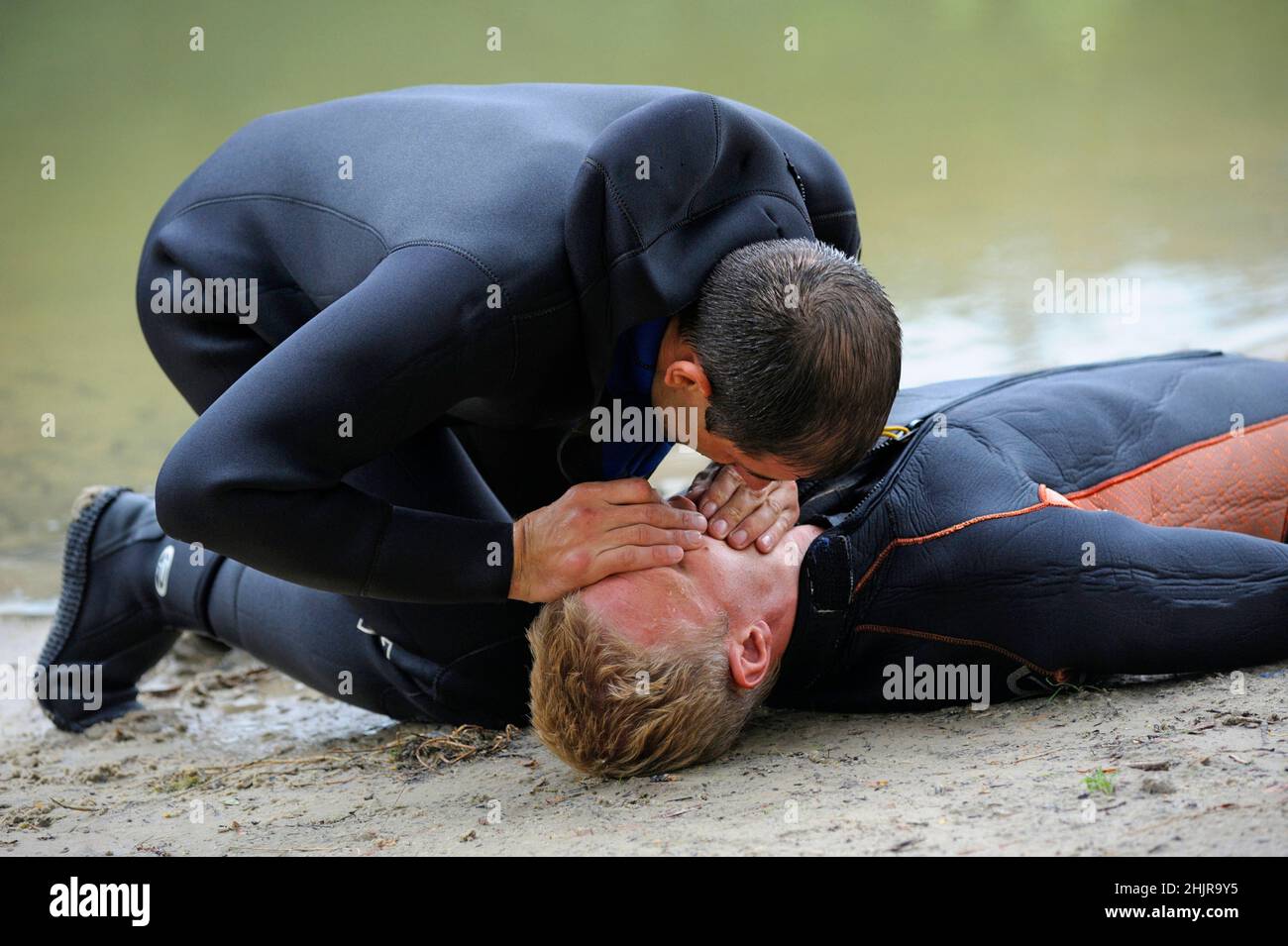Künstliche Beatmung. Rettungsschwimmer, der Mund-zu-Mund-Beatmung ertrinkt. Stockfoto
