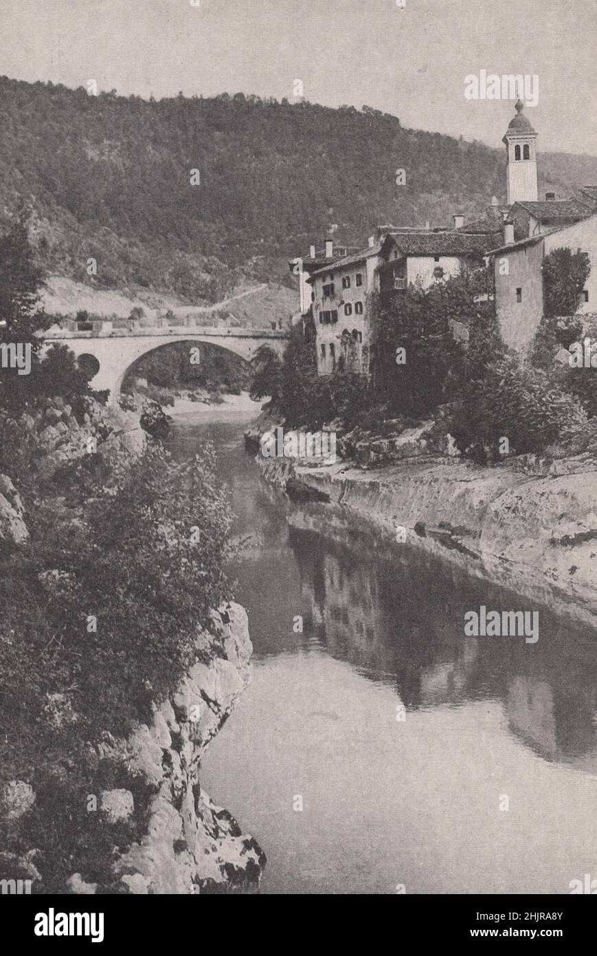 Veraltete Altstadt und bewaldete Höhen am Isonzo. Slowenien (1923) Stockfoto