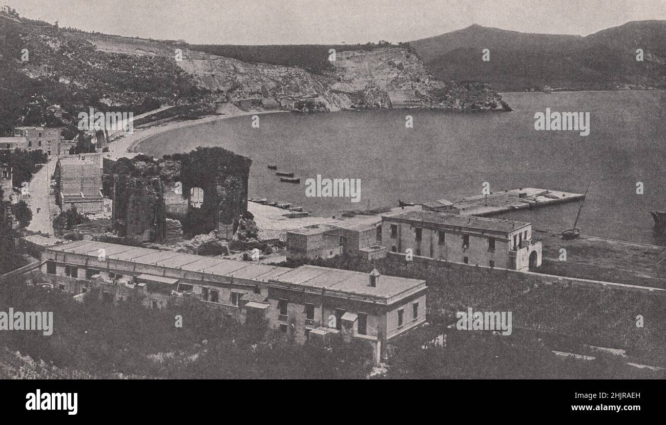 Blick auf Baia, inmitten der trostlosen Ruinen seiner früheren Pracht, auf seine schöne Bucht. Italien Süd (1923) Stockfoto