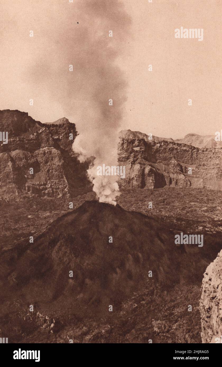 Dieser 250 Meter hohe Kegel sendet eine Dampfwolke in den blauen italienischen Himmel und ist ein vorübergehender Auslass im Krater des Vesuvs. Italien Süd (1923) Stockfoto