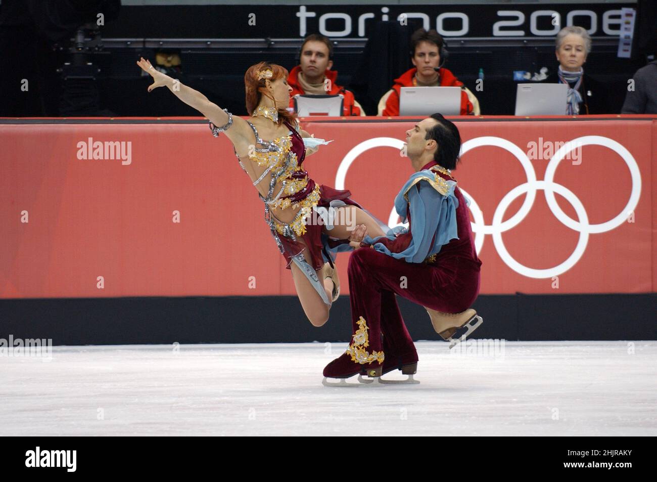 Turin Italien 2006-02-20: Turin 2006 Olympische Winterspiele, Palavela Eisbahn, Eiskunstlauf-Wettbewerb für Paare, Barbara Fusar Poli und Maurizio Margaglio während des Wettbewerbs Stockfoto